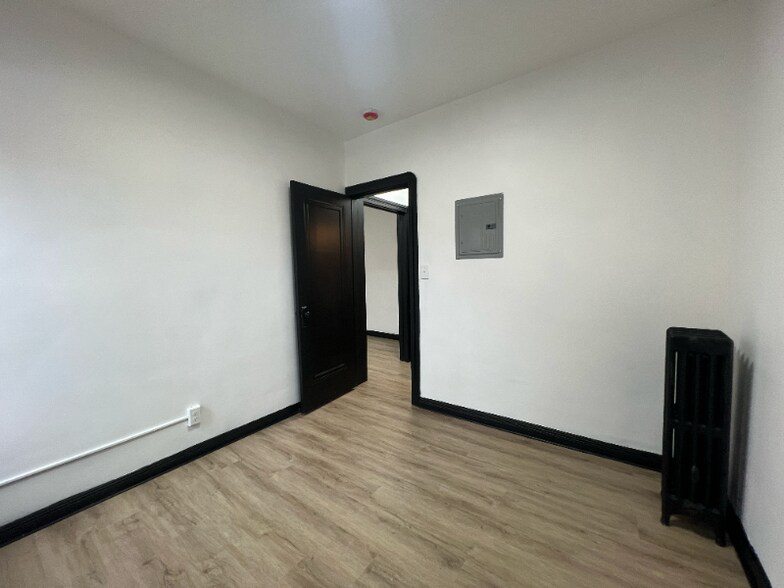 Building Photo - 1411 Roycroft Ave