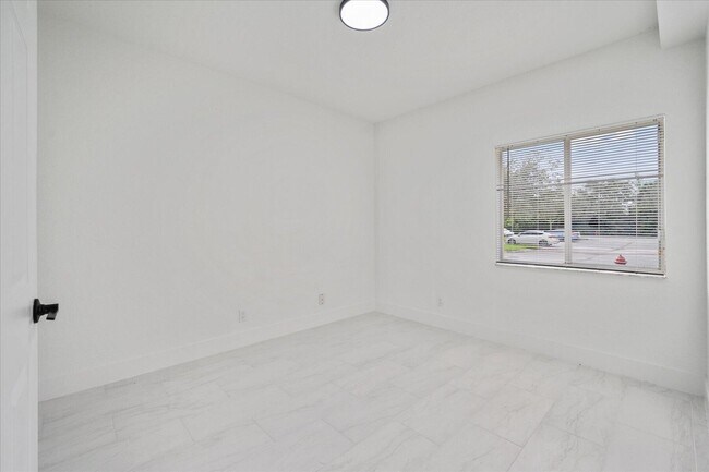 Building Photo - 1165 Golden Lakes Blvd