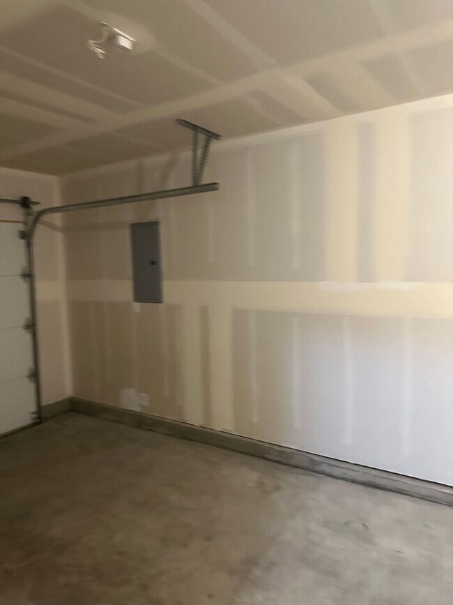 Building Photo - Available now! 3 bedroom ~ 2.5 Bathroom stylish home in Adair Village!