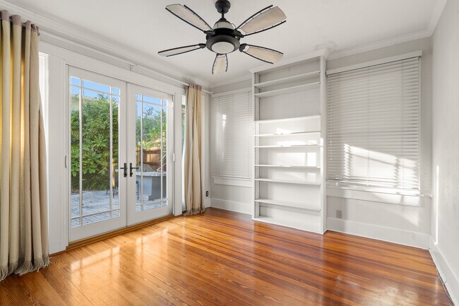 Building Photo - 1234 Beach Dr NE