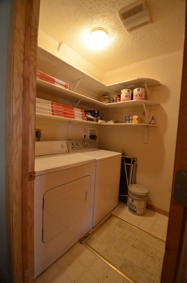 Building Photo - On Bus Route! 2bed/2.5 Bath, Sunny Town House! Fresh paint!