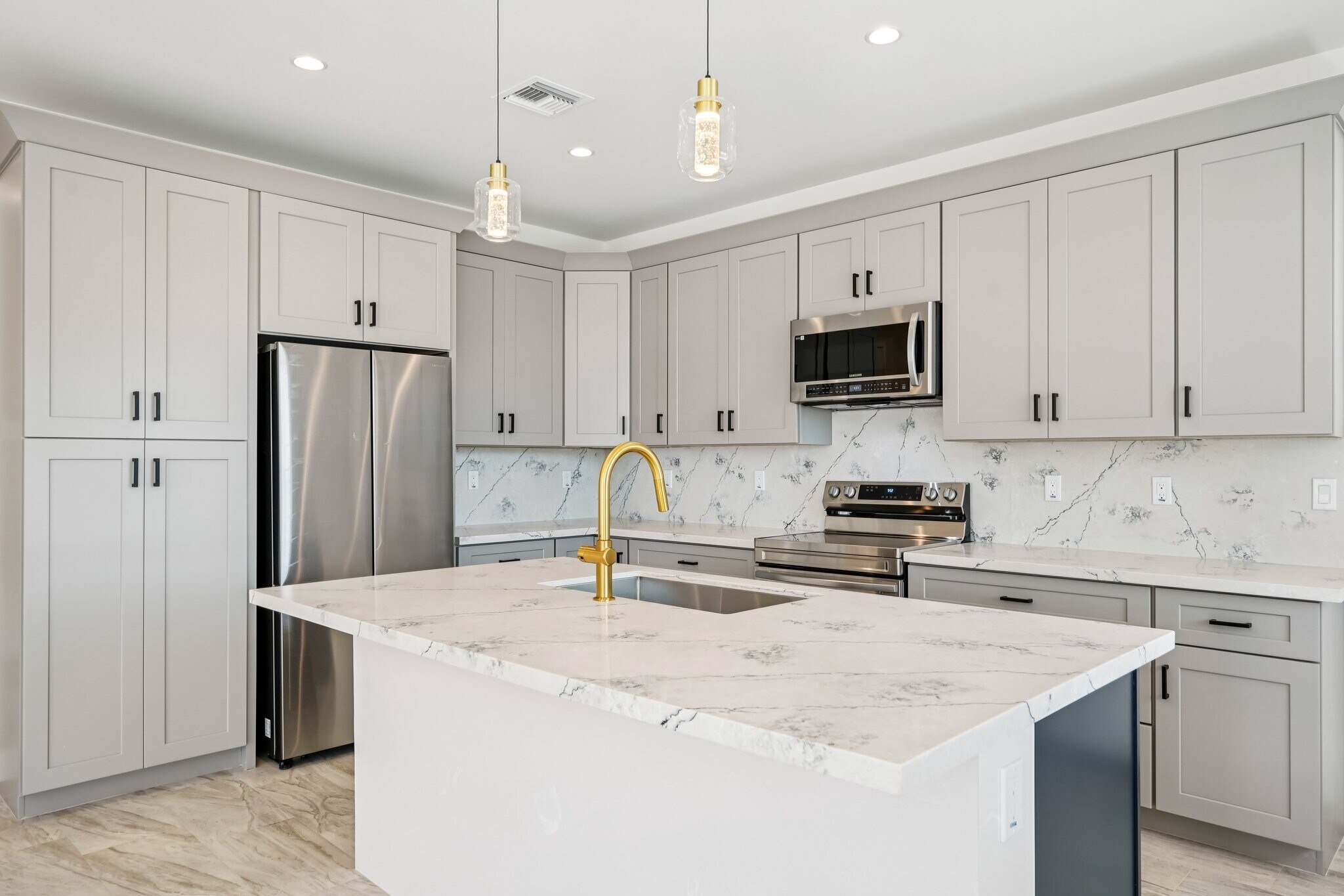 Building Photo - 910 E Roma Ave