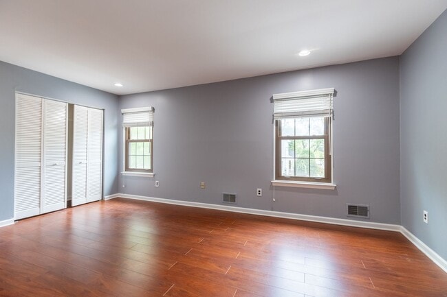 Building Photo - 2 bed 2.5 bath