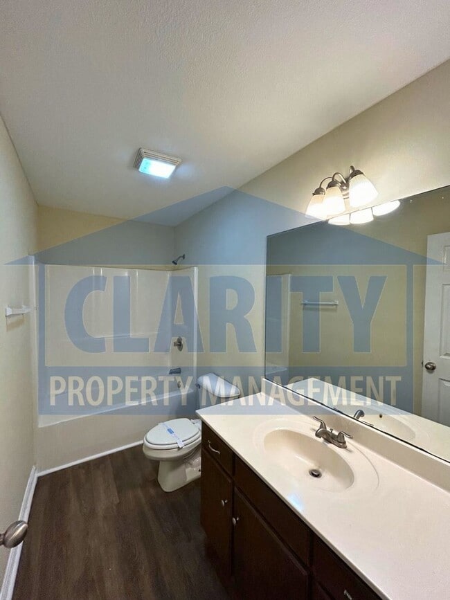Building Photo - Conveniently located 2 bedroom townhome!