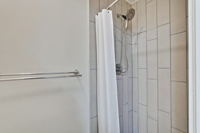 Building Photo - 2 bed 2 bath condo