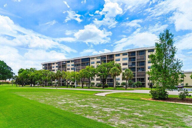 Building Photo - 2400 Deer Creek Country Club Blvd