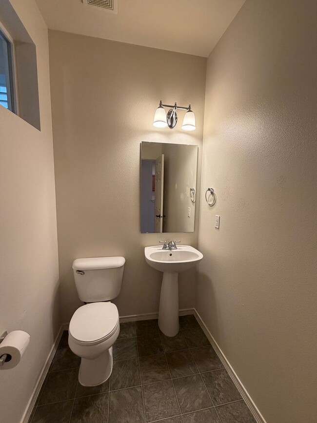 Building Photo - 4244 Edgewater Blvd NE