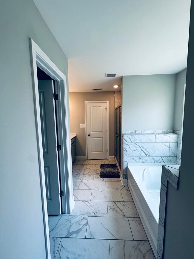 Building Photo - 104 Sig Ct