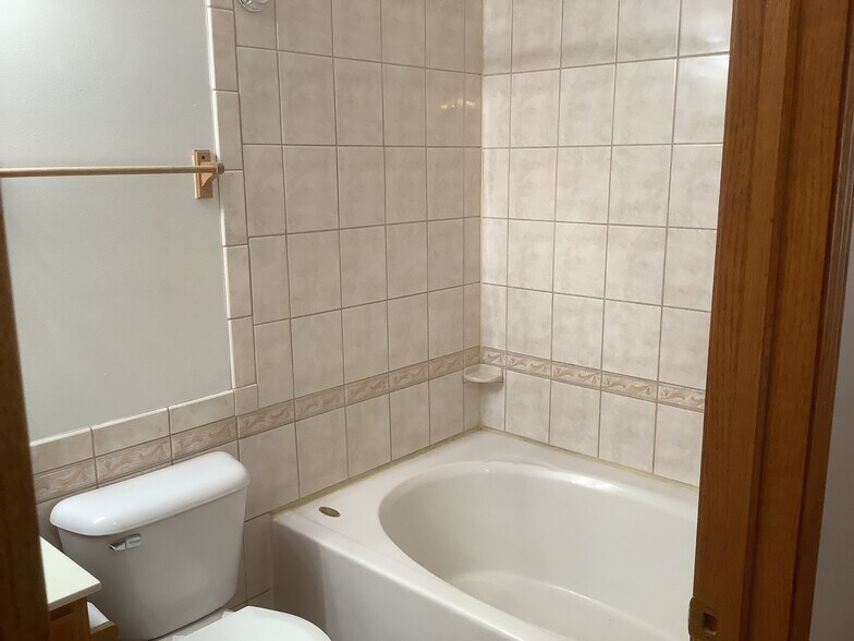 Building Photo - 1057 Kennedy Dr