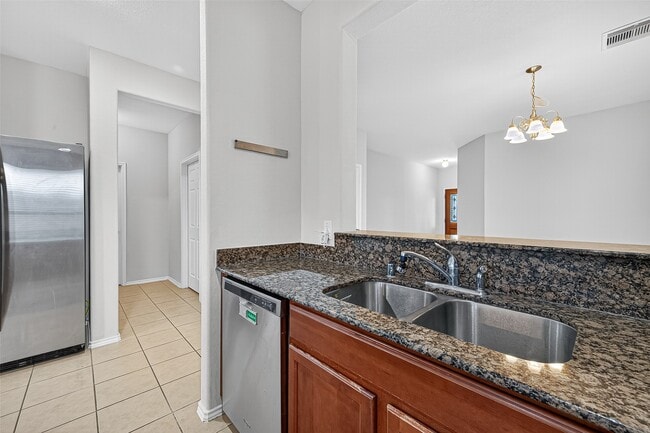 Building Photo - 1403 S Maple Dr