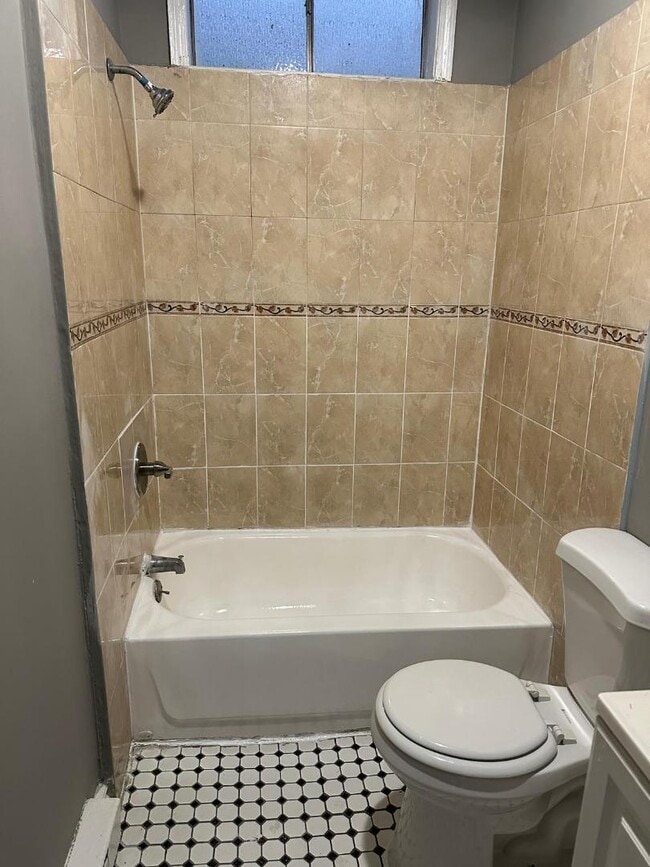 Building Photo - 168 Renwick St