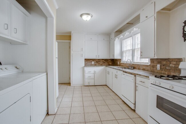 Building Photo - Pre Leasing for fall 2026! 3/2 in Tech Terrace