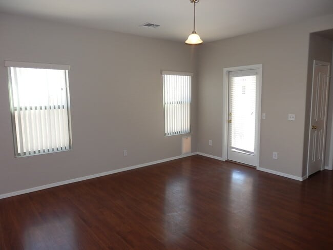 Building Photo - Spacious 2-Story Home with NEW Carpet and ...