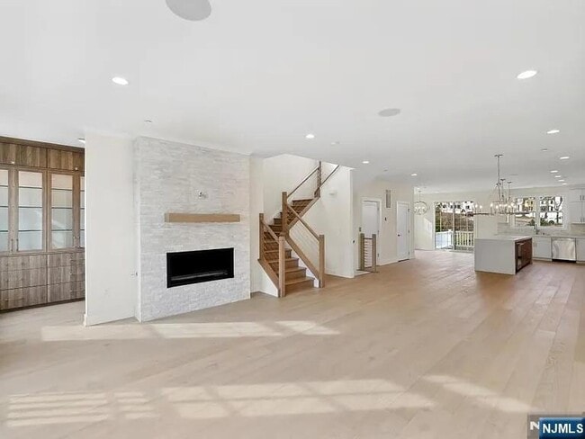 Building Photo - 31 Hearthstone Ct