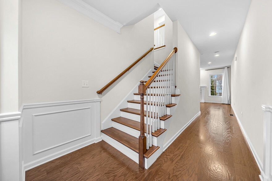 Building Photo - 5 Chestnut Crk