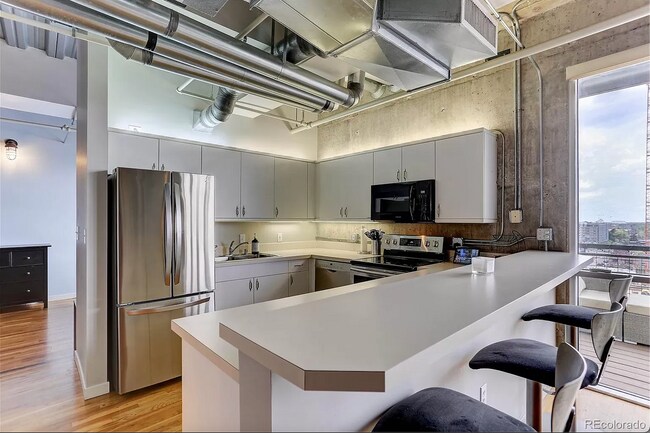Building Photo - Beautiful and Spacious Loft-Style Condo 1 Bed/1.5 Bath Near Ballpark