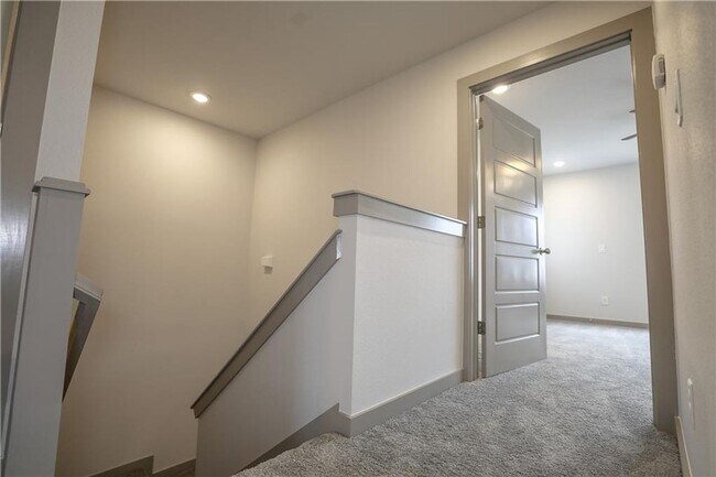 Building Photo - 3410 SW Vel Mews