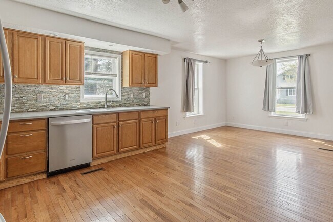 Building Photo - Charming 3Bed/2Bath Home Minutes from Fort Drum | Pet Friendly | Garage + Spacious Yard
