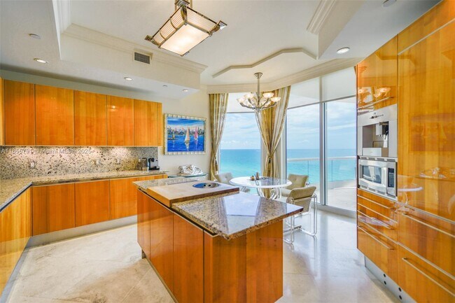 Building Photo - 16051 Collins Ave