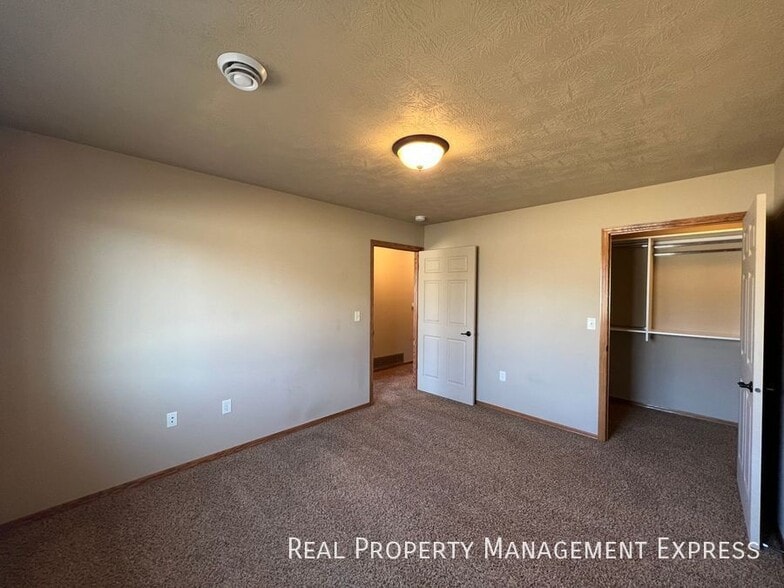 Building Photo - 2 Bedroom 2 Bathroom Townhome w/ a Single Stall Attached Garage in SW Sioux Falls