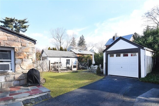 Building Photo - 27 Maple St