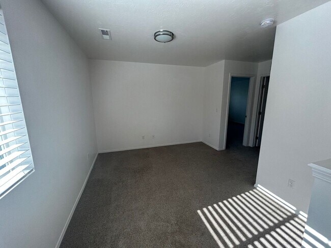 Building Photo - 3 Bedroom plus Loft For Rent! Victory Sout...