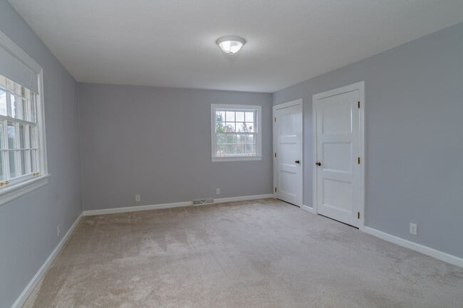Building Photo - Single Family Home on almost an acre, 4 be...