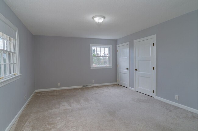 Building Photo - Single Family Home on almost an acre with ...
