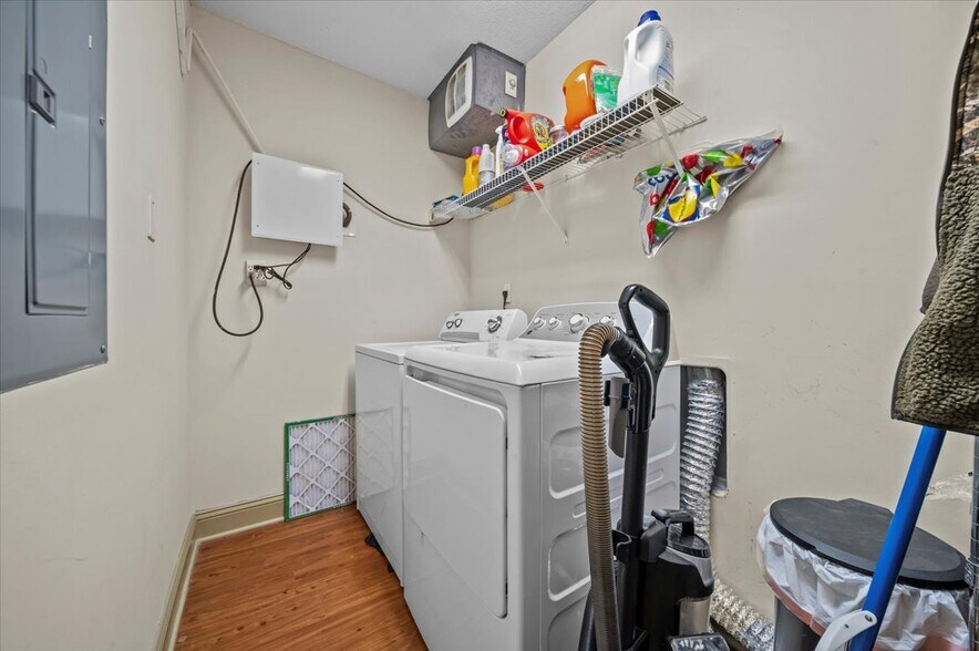 Building Photo - 1613 Muscovy Way