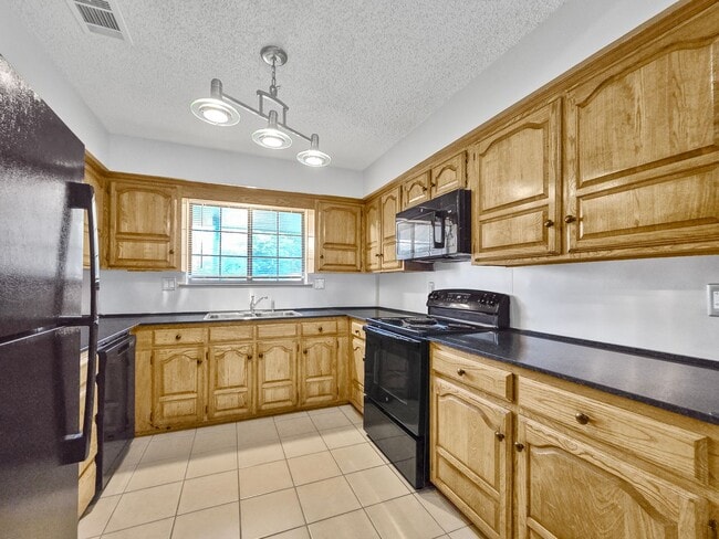 Building Photo - Coming Soon! 4 BR/2BA | Newly Renovated Single Family Home | Covered Patio | In Waxahachie!