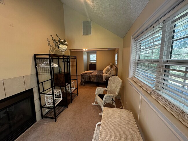 Building Photo - Room in House on Tyson Rd