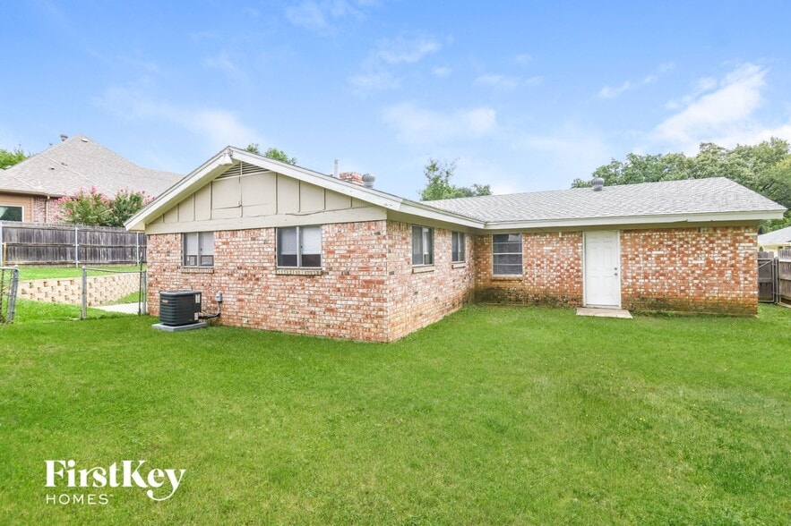 Building Photo - 2100 Cedar Ct