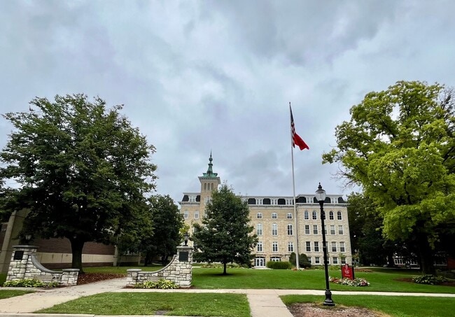 Building Photo - 1305 Oswego Rd