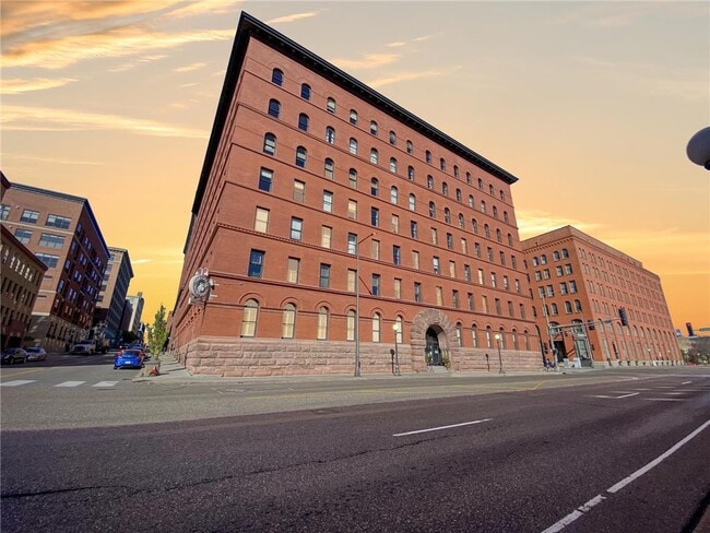 Building Photo - 300 Wall St