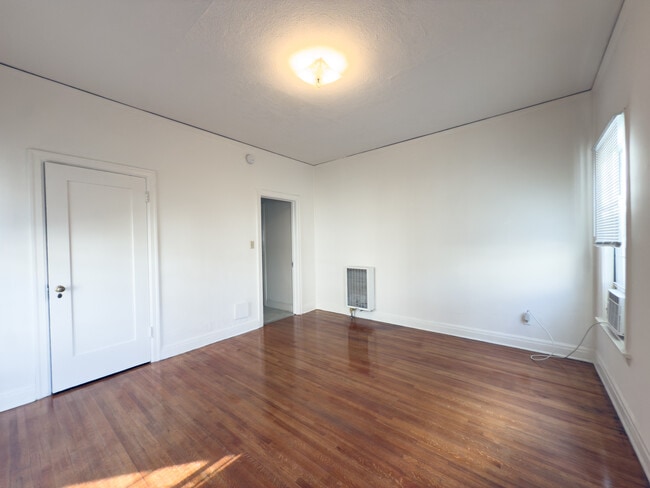 Building Photo - 649 N Irving Blvd