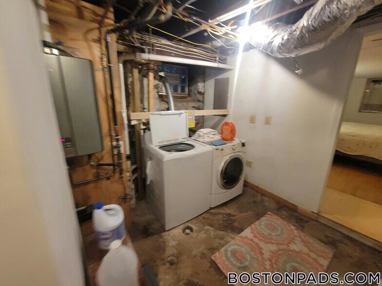 Building Photo - 17 Holman St