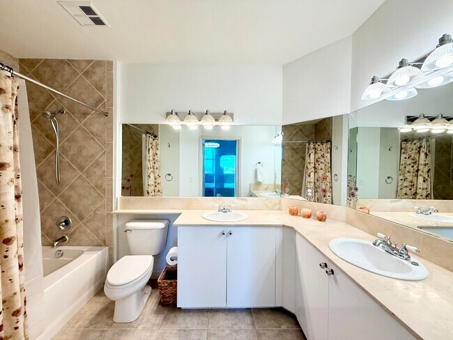 Building Photo - 804 E Windward Way