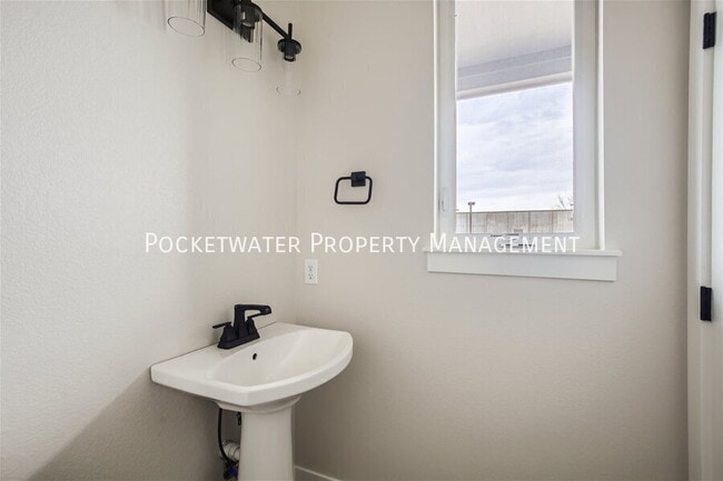 Building Photo - 1353 Baker St