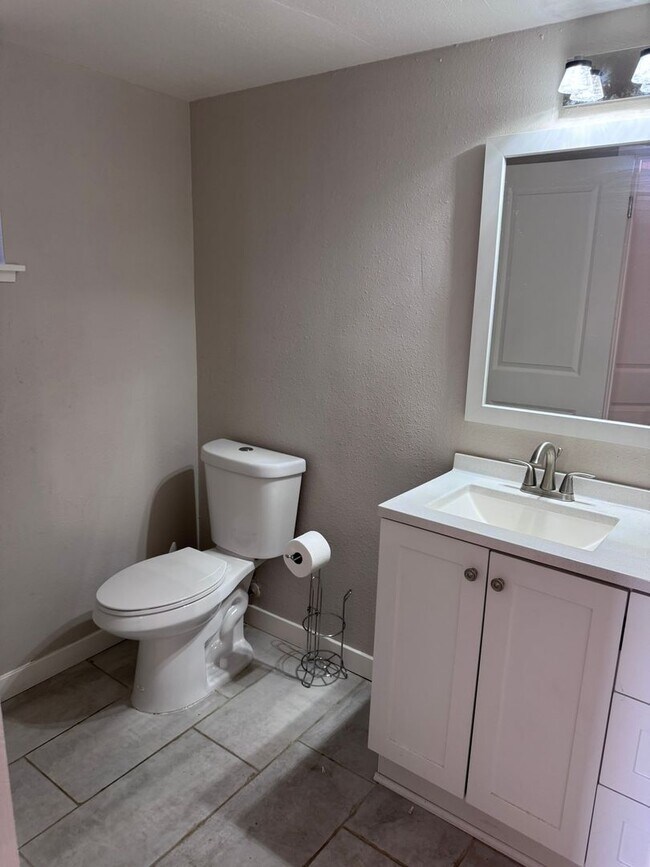 Building Photo - 5402 Villas Dr