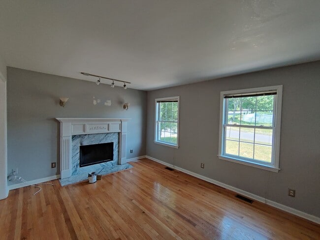 Building Photo - Lovely 4BD / 2 Bath High Ranch