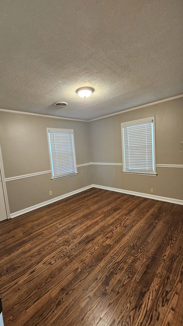 Building Photo - Adorable 3 bedroom, 1 bath home with a lar...