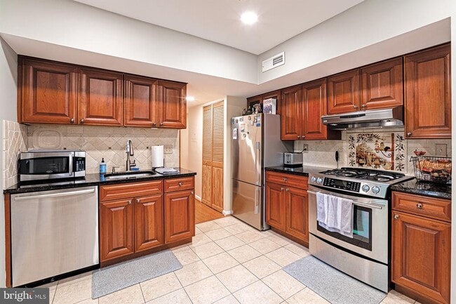 Building Photo - 2037 Royal Fern Ct