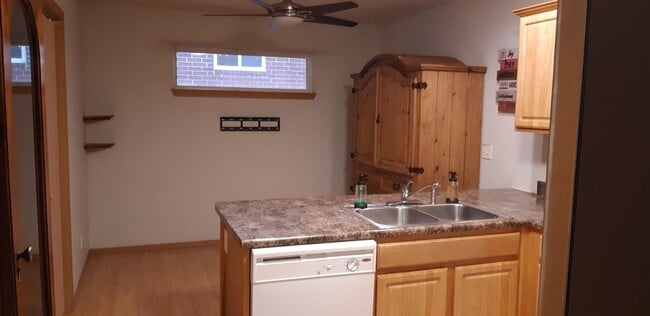 Building Photo - Duplex - 2 bed, 2 bath, 2 car garage in SW...