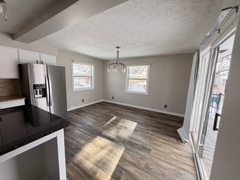 Building Photo - 221 E Glenmore Dr