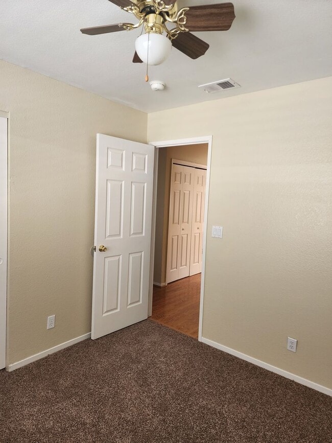 Building Photo - 3 Bedroom 2 Bath in HOA Community with Com...