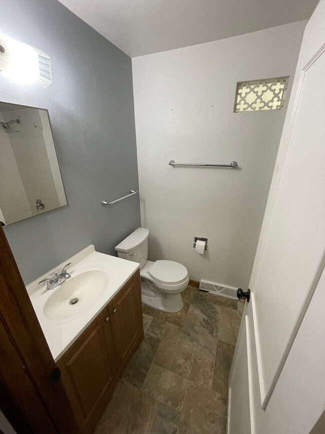 Building Photo - Single family home in great neighborhood!