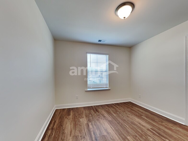 Building Photo - 117 Thatchet Dr