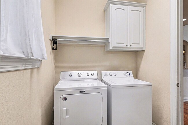 Building Photo - Beautiful home with classic styling, minutes away from Uptown, Oak Lawn, Cityplace, and Lower Gre...