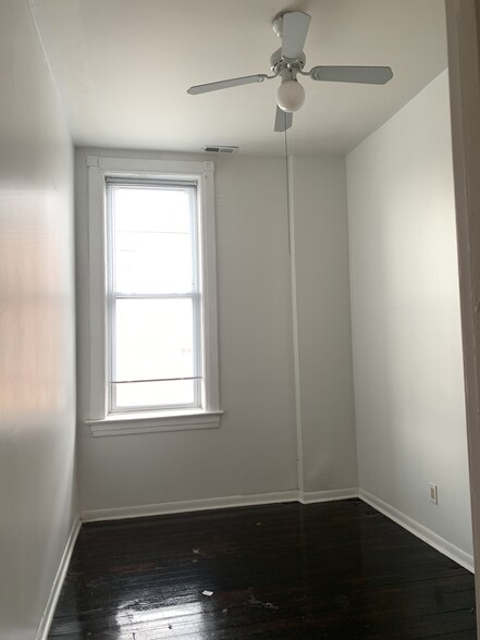 bedroom - 2500 S Sawyer Ave