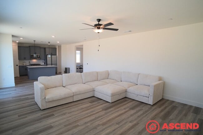 Building Photo - Lovely Home Near Frontier Highschool!